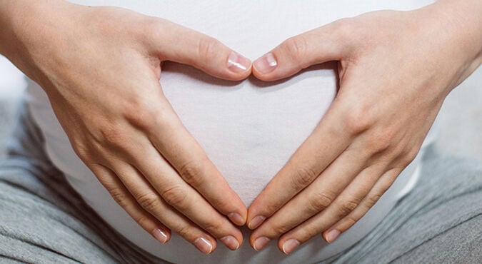 ¿Qué color es el flujo de una mujer embarazada?  | Más Abrazos by Huggies