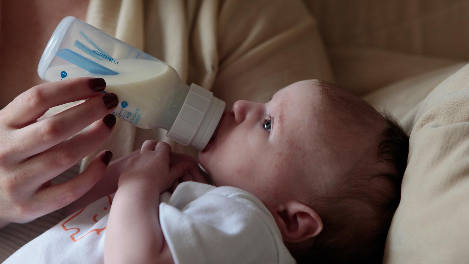 Elegir entre leche materna o de fórmula es una decisión que influirá en el desarrollo de tu bebé, por eso es muy importante conocer los pros y contras de cada una.